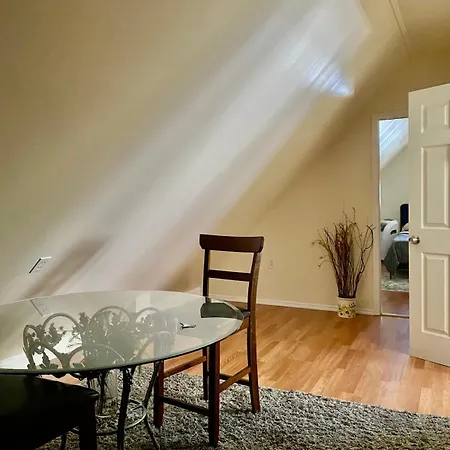 Charming Spacious 2 Bedroom Apartment! Apartment