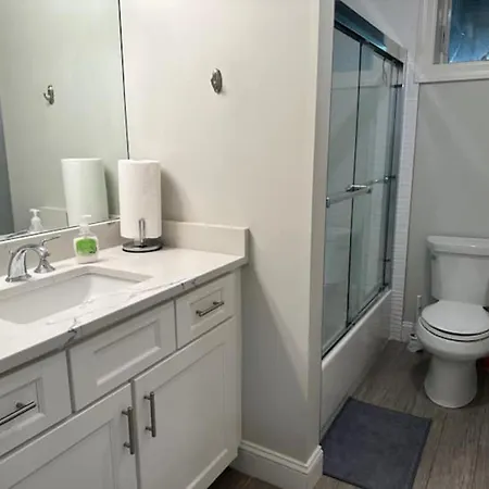 Cozy Alvana 1 Bed Apartment New York