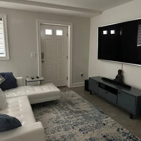 Cozy Alvana 1 Bed New York