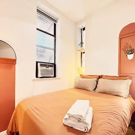 Terracotta - Small Private Bedroom In Les * New York