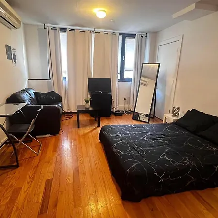 Williamburg Beautiful Ground Floor Apartment