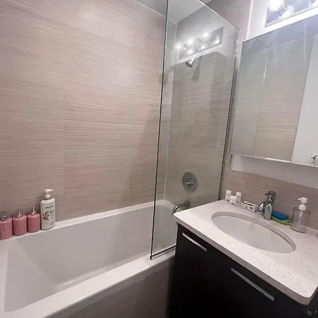 Williamburg Beautiful Ground Floor Apartment