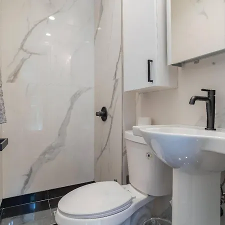 Modern 2br With Sleek Kitchen & Stylish Bath In Prime East Village