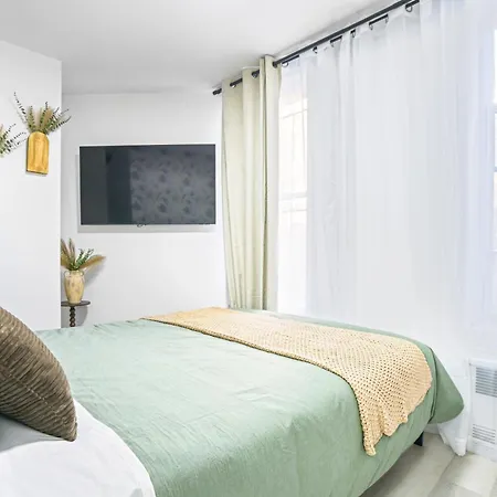 2 Bedroom Unit In Manhattan Apartment *