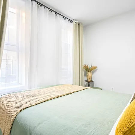 Apartment 2 Bedroom Unit In Manhattan *