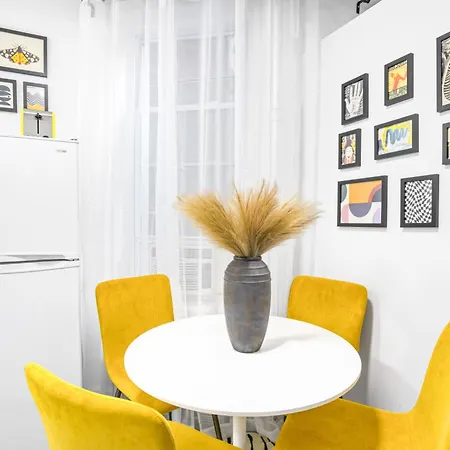 2 Bedroom Unit In Manhattan Apartment