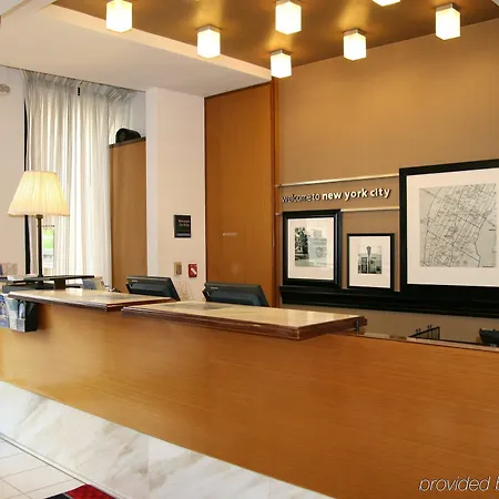 Hotel Hampton By Hilton Seaport 2*
