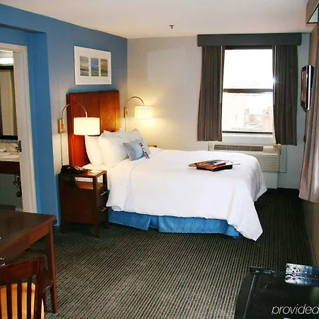 Hampton By Hilton Seaport Hotel