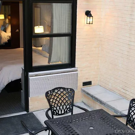 Hotel Hampton By Hilton Seaport 2*
