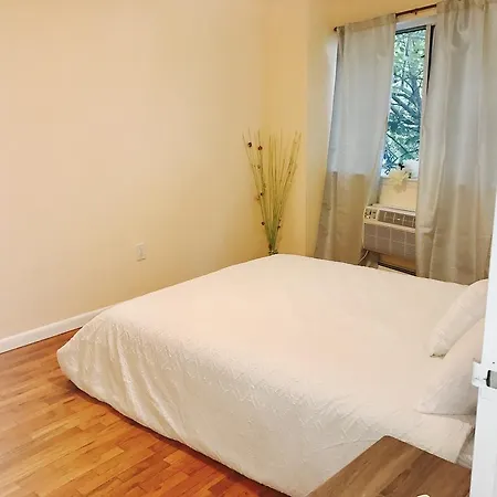 Charming Near Astoria Park And Nyc Ferry * New York