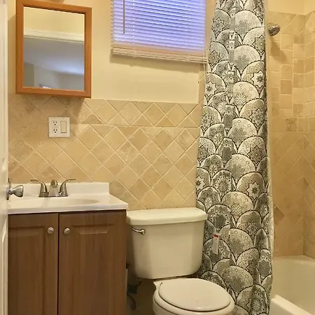 Top Floor 2 Bedroom Modern Flat * New York
