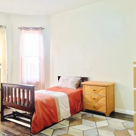5 Bedroom In The Real Little Italy Bronx * New York