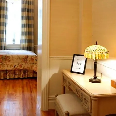 Sleeps 2 Air Con Wifi Apartment