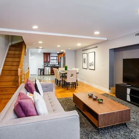 New Massive 4br/3.5ba Townhouse Near Park Ave Holiday home
