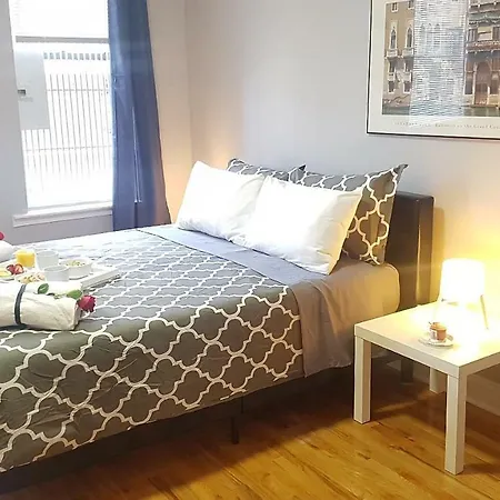 East Side - Free Street Parking & Wifi Apartment *
