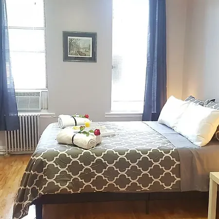 East Side - Free Street Parking & Wifi Apartment *