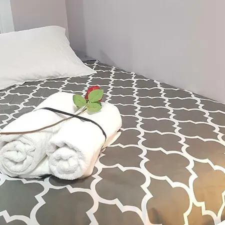 East Side - Free Street Parking & Wifi Apartment *