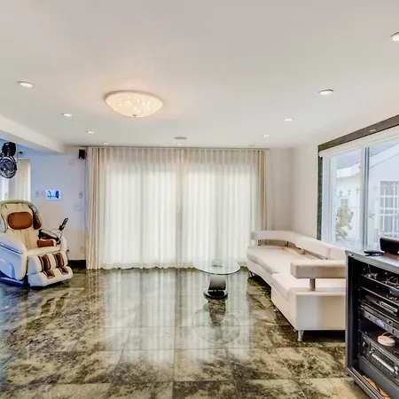 Masion Private With Recording Studio And Swimming Pool * New York