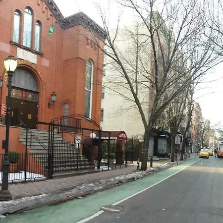 East Side - Free Street Parking & Wifi Apartment *