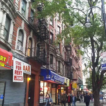 East Side - Free Street Parking & Wifi Apartment *