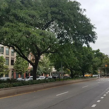 Apartment East Side - Free Street Parking & Wifi *
