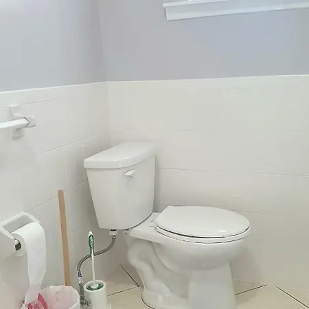 East Side - Free Street Parking & Wifi Apartment *