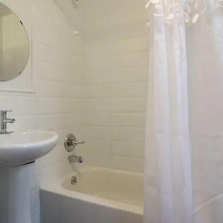 Prime Fifth Avenue Ultra Luxurious Large 3 Bedroom - Gym /doorman/elevator A New York