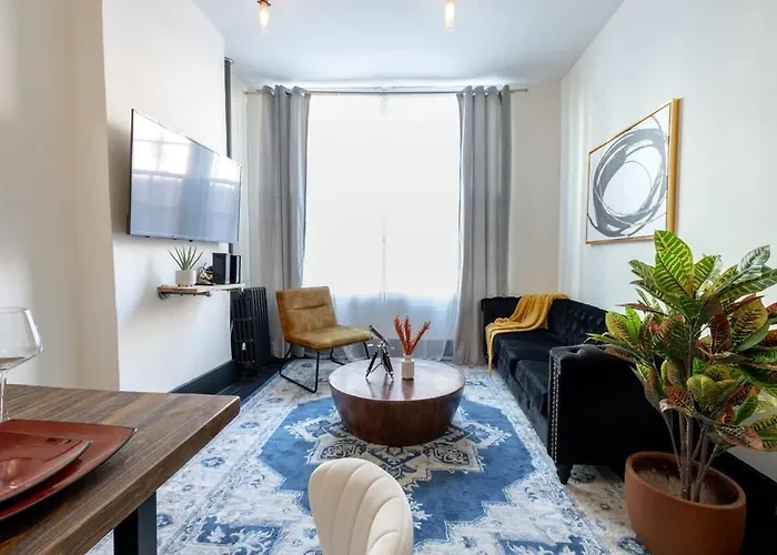 E10-1 Designer East Village Townhouse 1Br