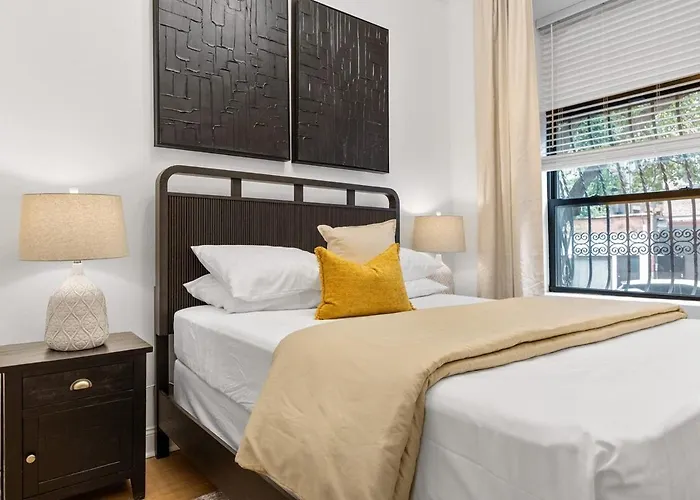 2Br And 2Ba In Historic Brownstone Near Subway