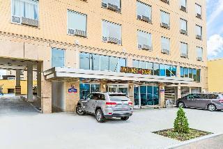 Wingate By Wyndham Long Island Hotel