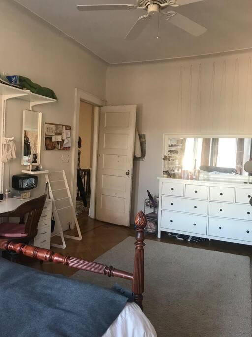 Artsy Elegant 4-Br Townhouse Quiet Brooklyn Block * New York
