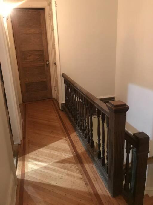 Artsy Elegant 4-Br Townhouse Quiet Brooklyn Block Holiday home