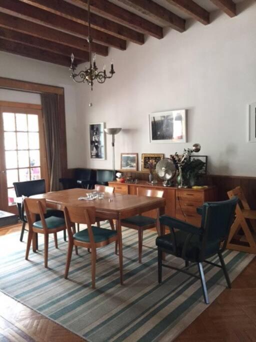 Artsy Elegant 4-Br Townhouse Quiet Brooklyn Block Holiday home