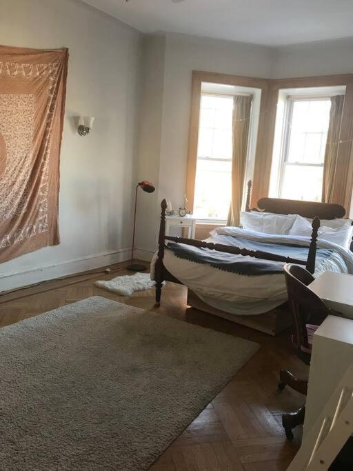 Artsy Elegant 4-Br Townhouse Quiet Brooklyn Block * New York