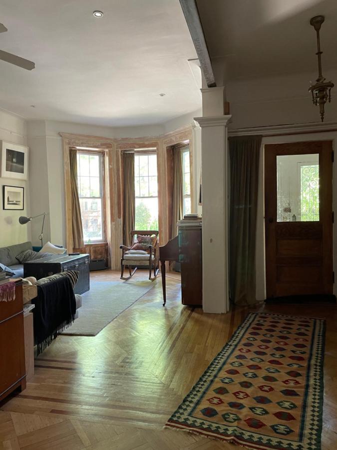 Artsy Elegant 4-Br Townhouse Quiet Brooklyn Block Holiday home *