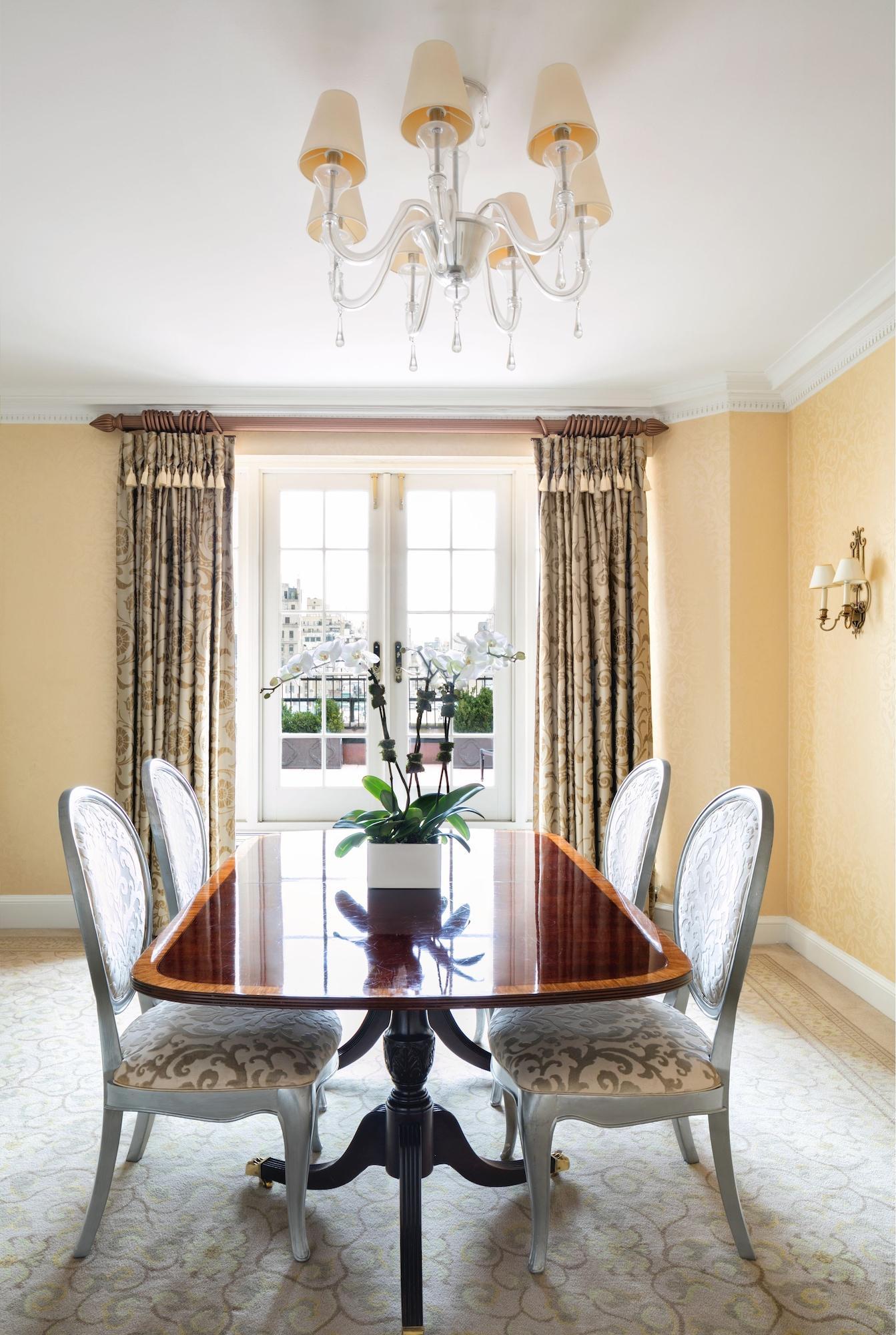 Hotel The Pierre, A Taj Hotel,
