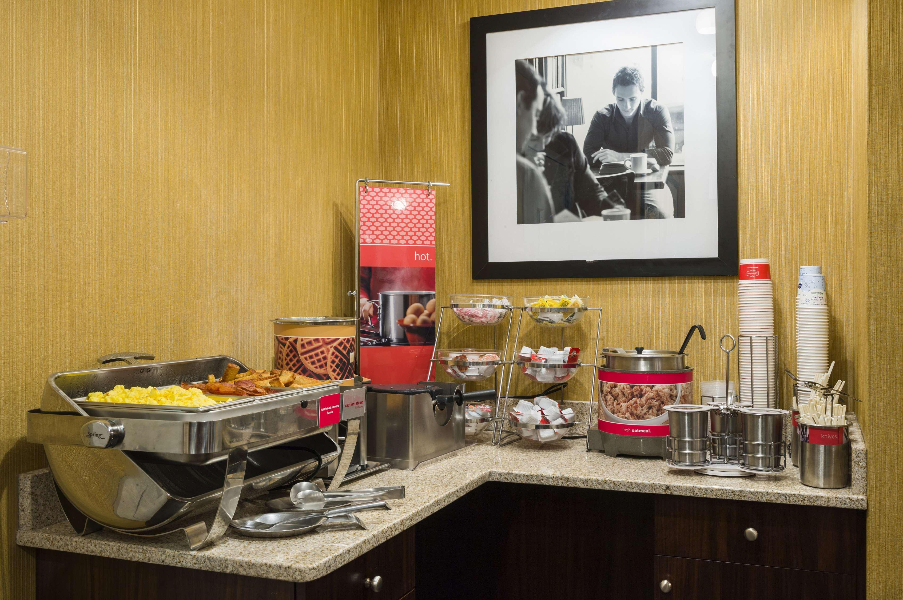 Hotel Hampton By Hilton Seaport 2*