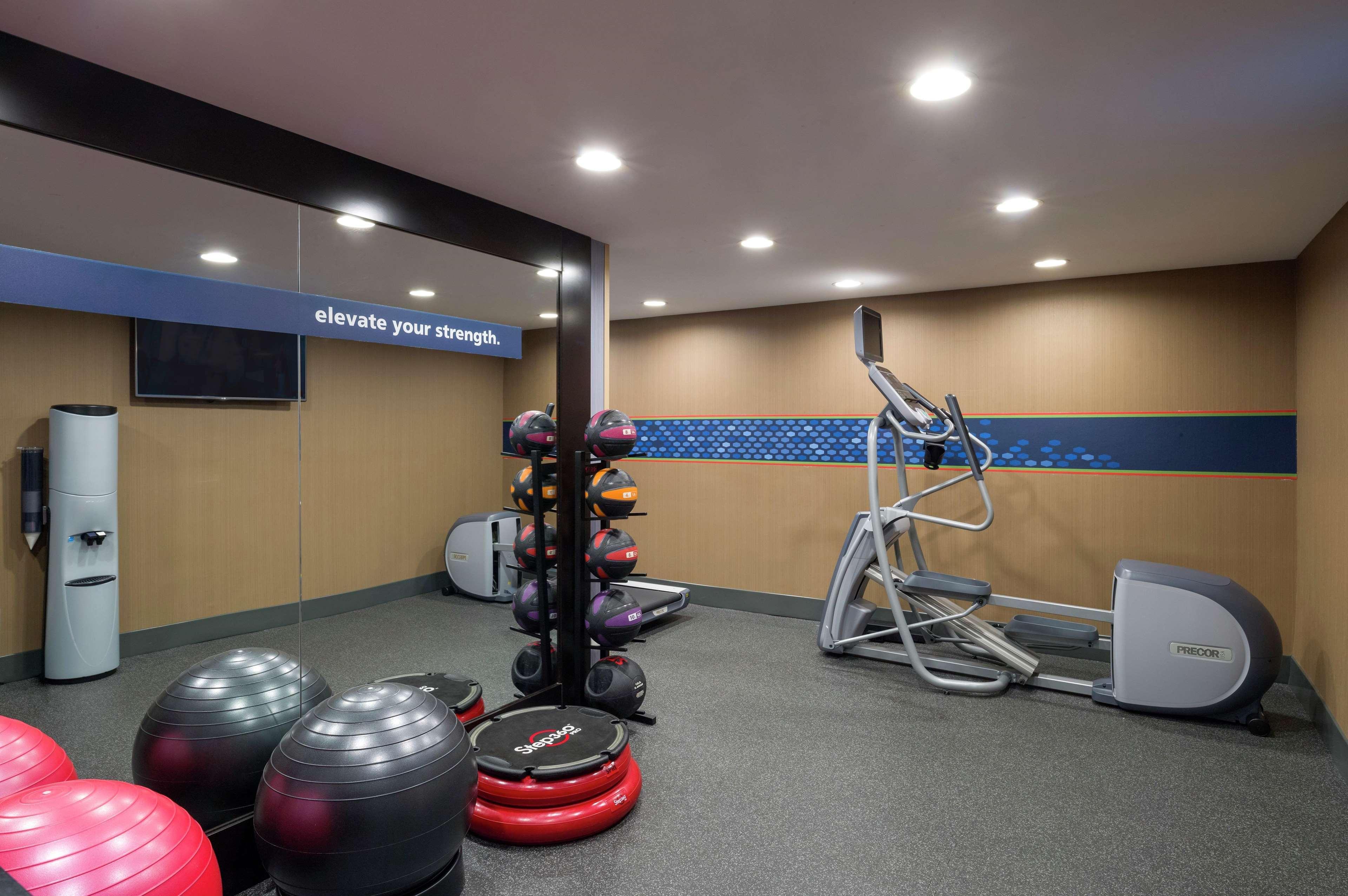 Hampton By Hilton Seaport Hotel