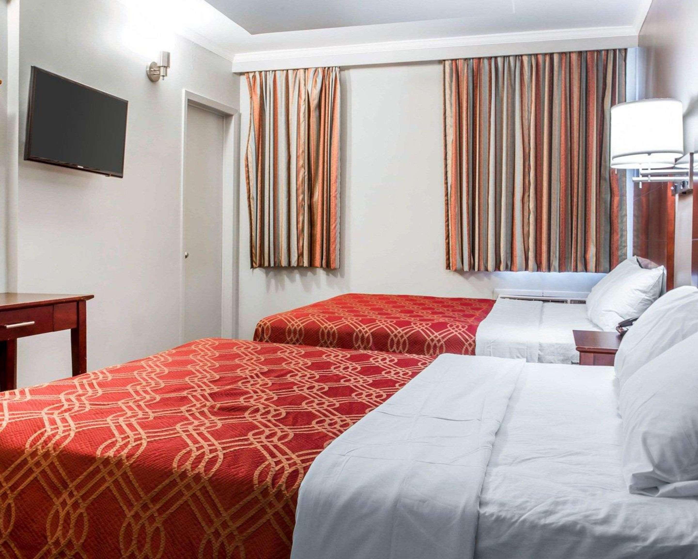 Hotel Econo South Ozone Park 2*