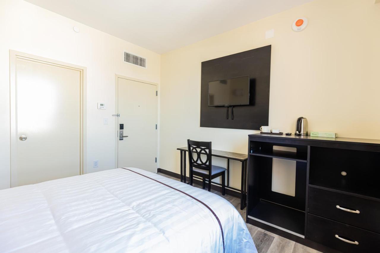 Steinway Hotel 3*