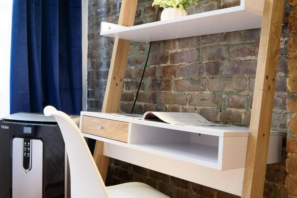 24-17 Renovated Prime Location Wd Apartment