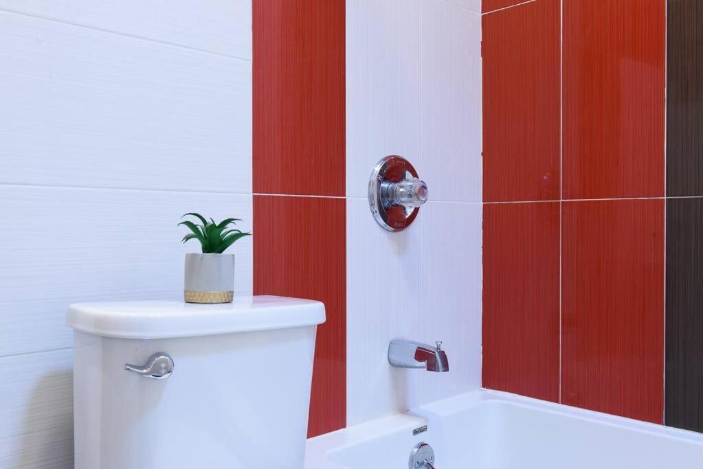 24-17 Renovated Prime Location Wd Apartment