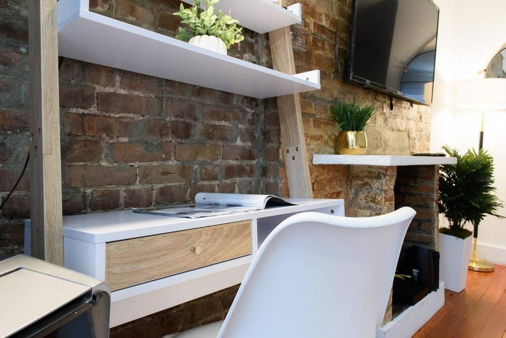 24-17 Renovated Prime Location Wd *