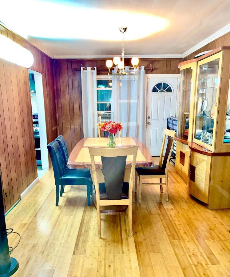 Ferienhaus Lga Airport 3 Mins, 3 Bedroom Duplex House, Parking And Private Backyard, 9mins Subway! *