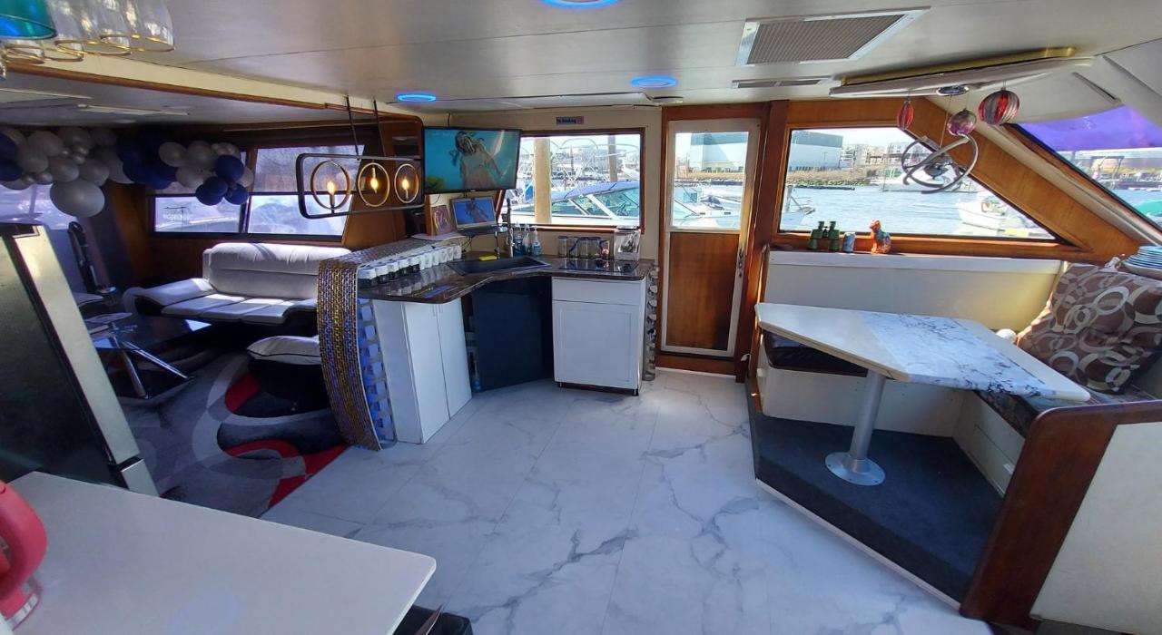 Oceanfront 3-decks @ Yacht *