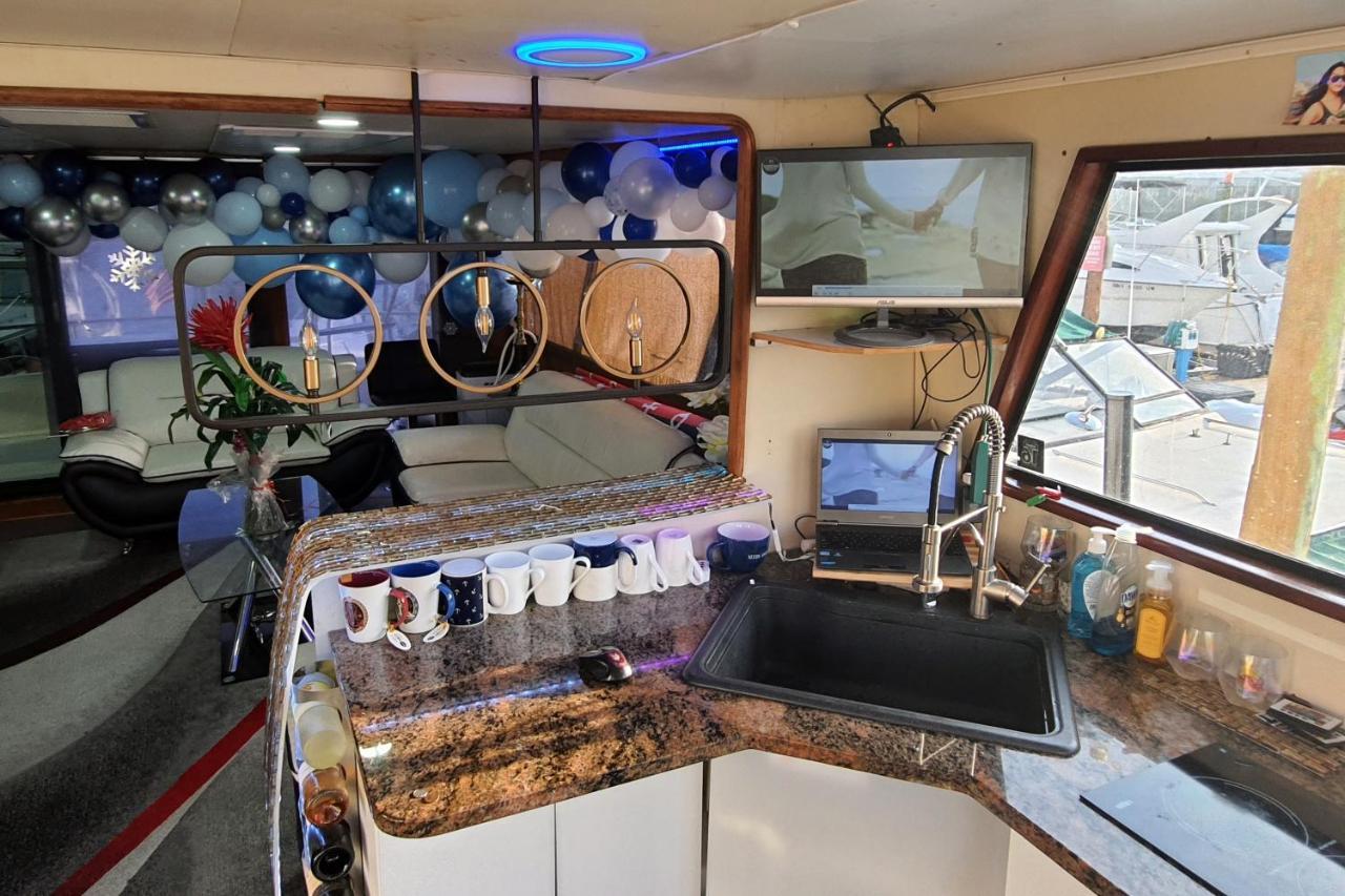 Botel Cozy Ocean 3xdeck Yacht *