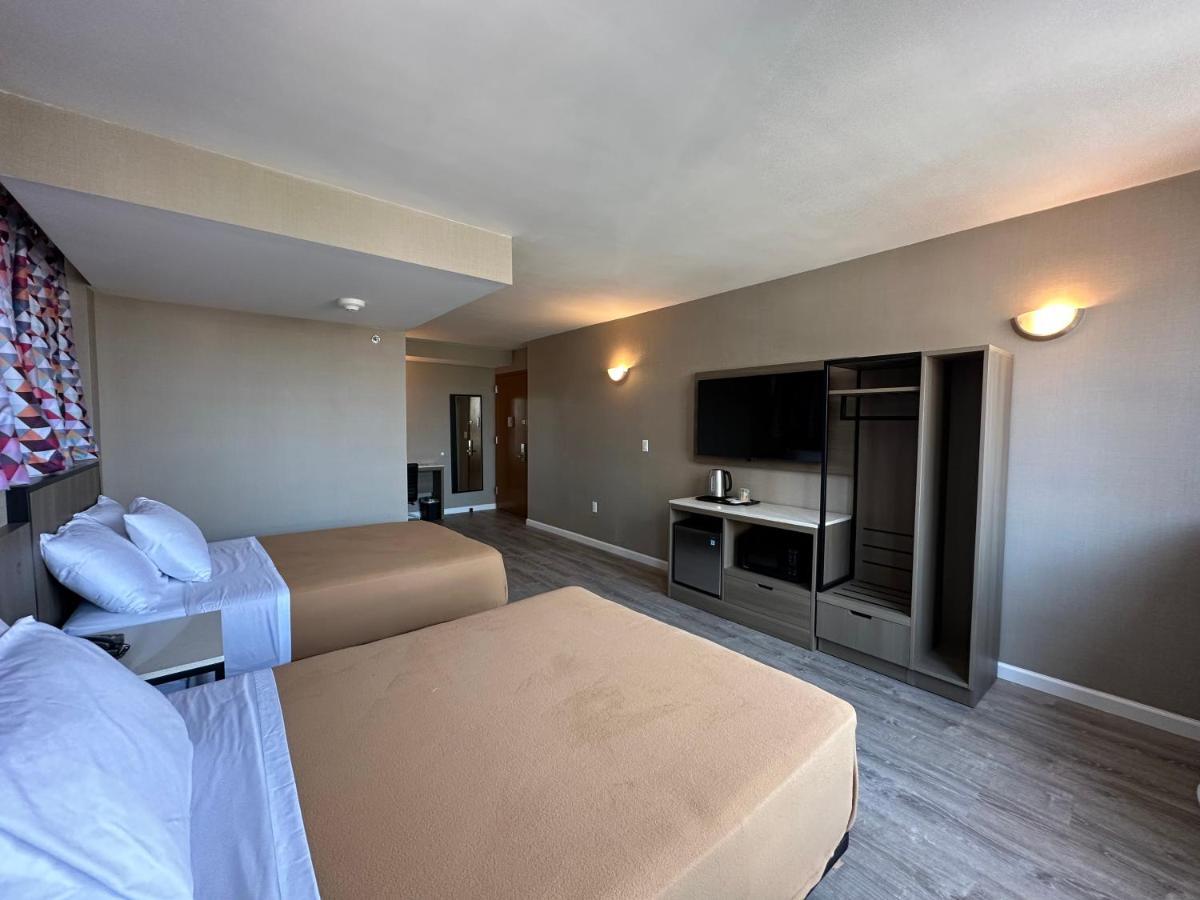 Regal & Laguardia Hotel