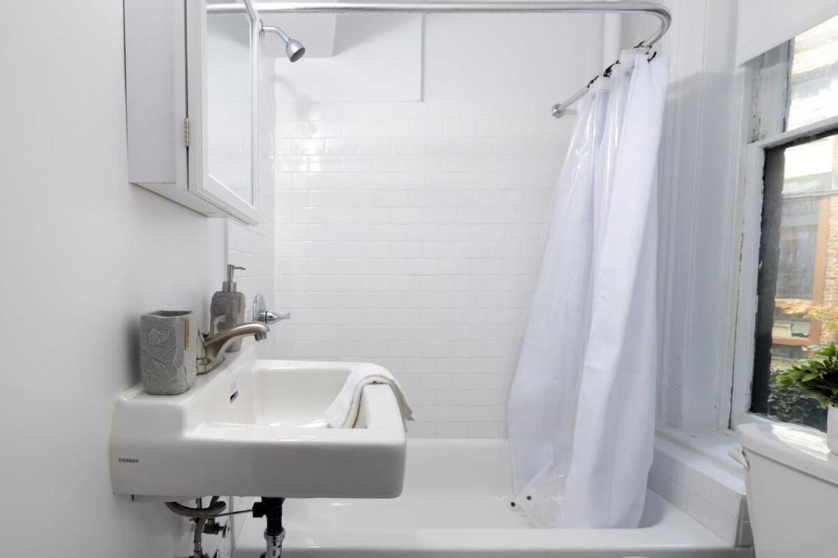 E10-1 Designer East Village Townhouse 1br New York