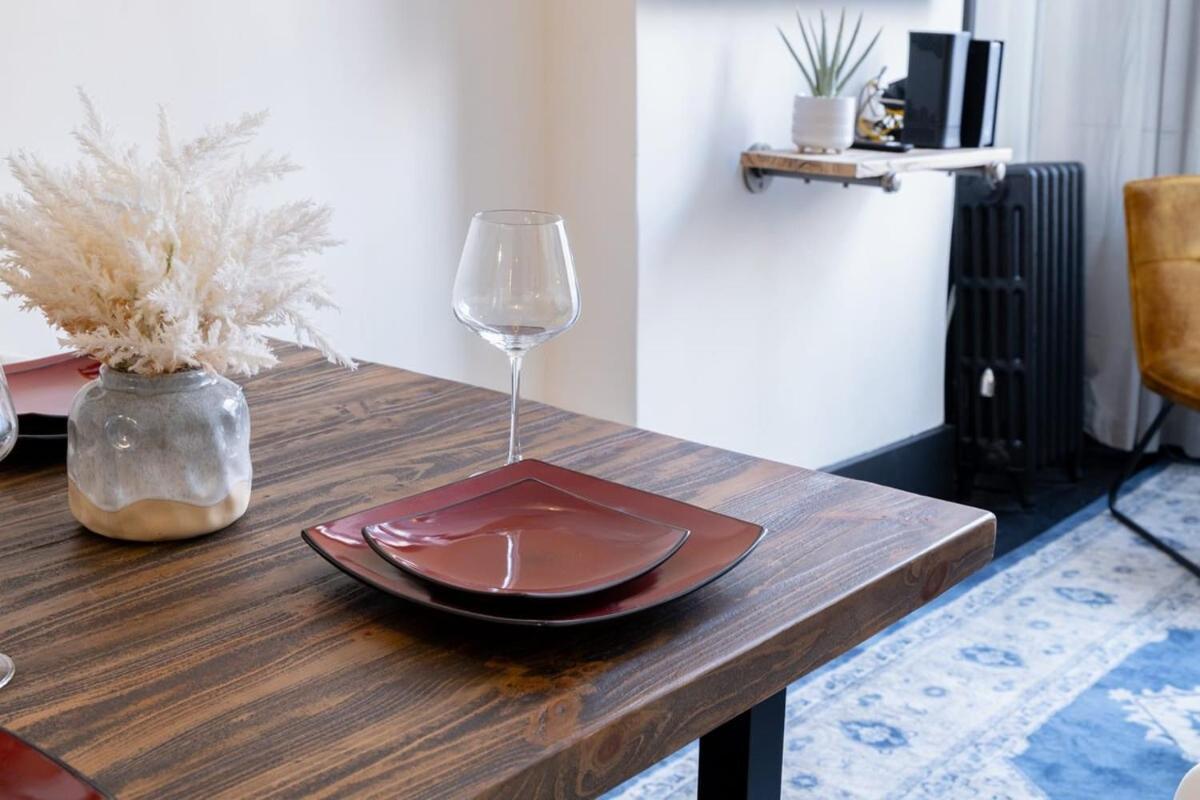 E10-1 Designer East Village Townhouse 1br Apartment *