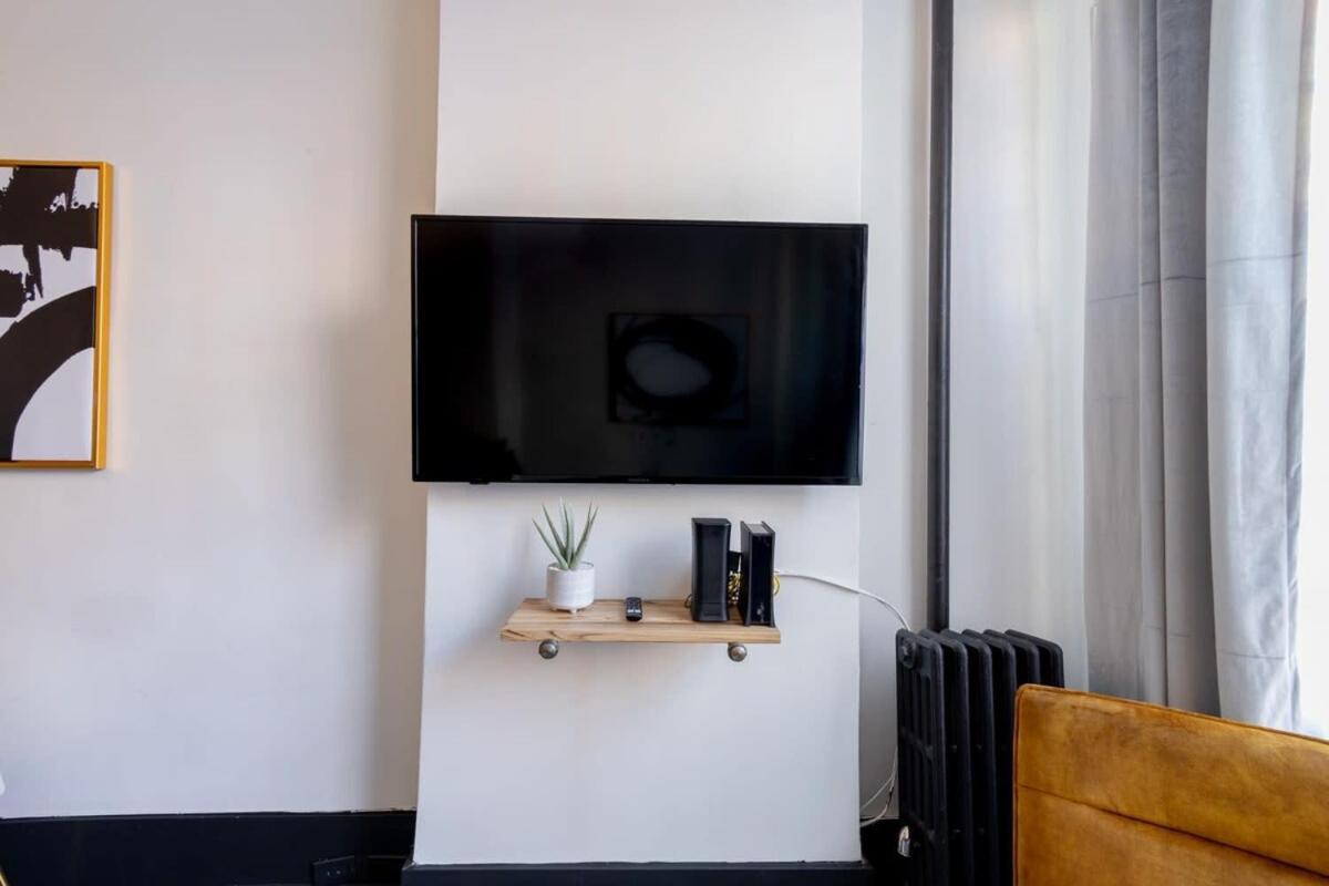 E10-1 Designer East Village Townhouse 1br